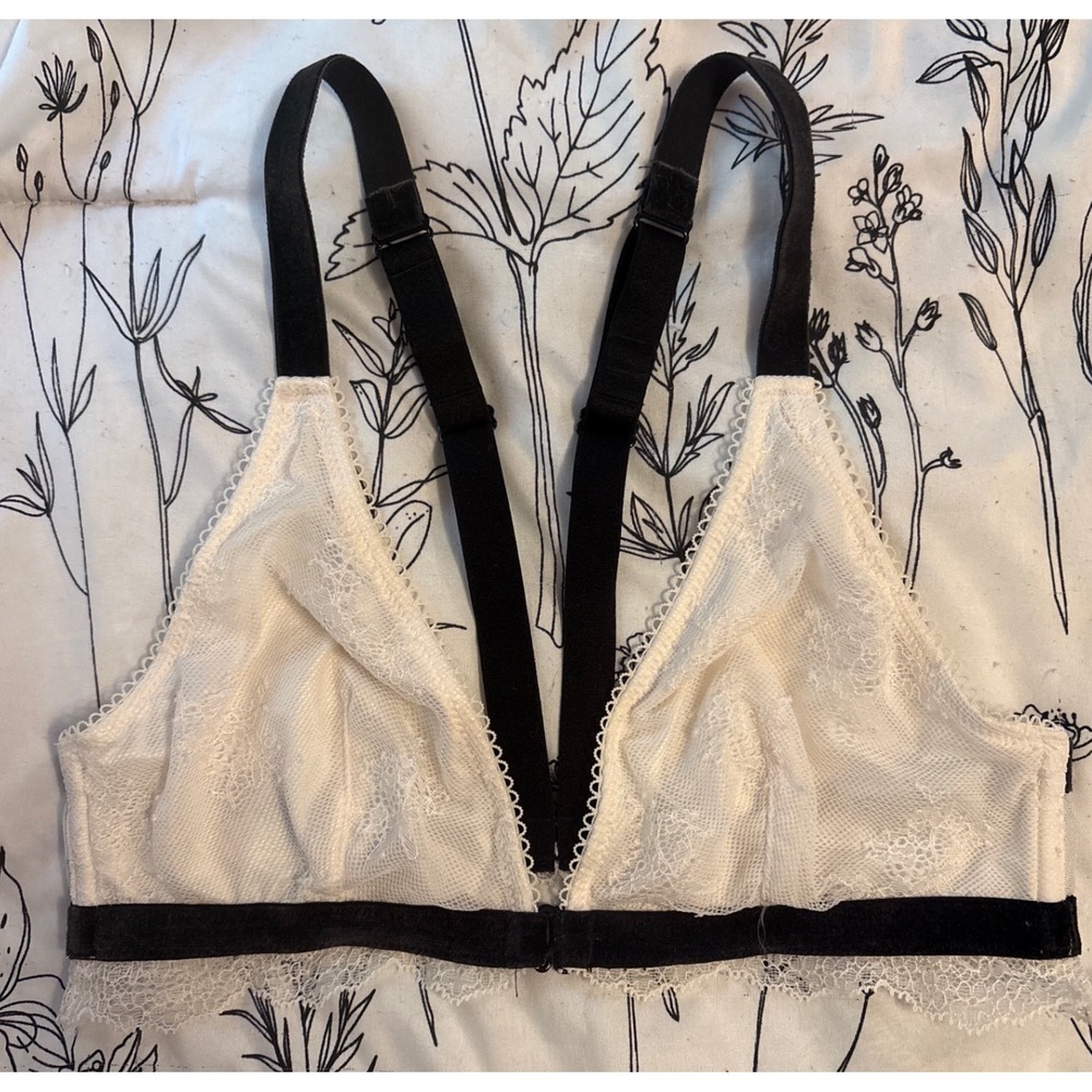 Victoria's Secret White Chantilly Lace Unlined Front Clasp Bralette, Small‎